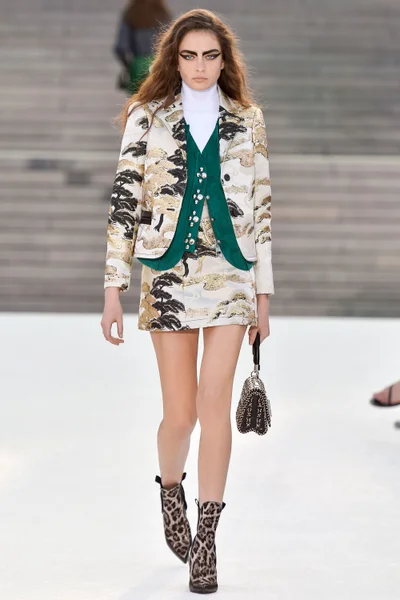 Look 10